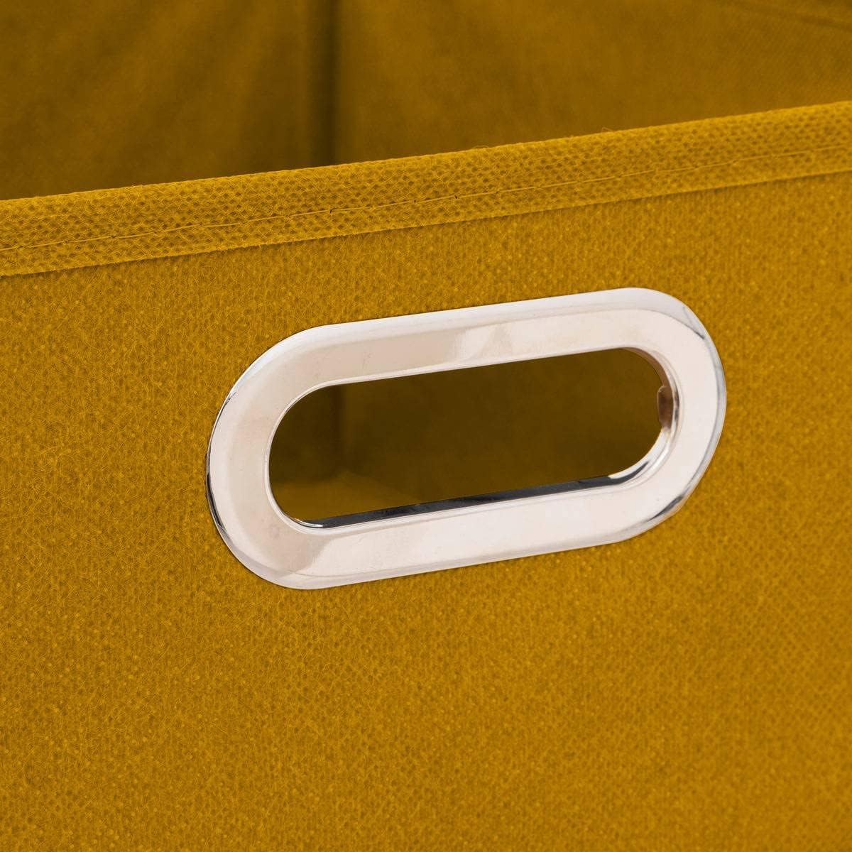 Boîte de rangement couleur jaune moutarde moderne de dimensions 31 cm de longueur, 31 cm de largeur et 15 cm de hauteur, idéale pour organiser et décorer votre intérieur.2
