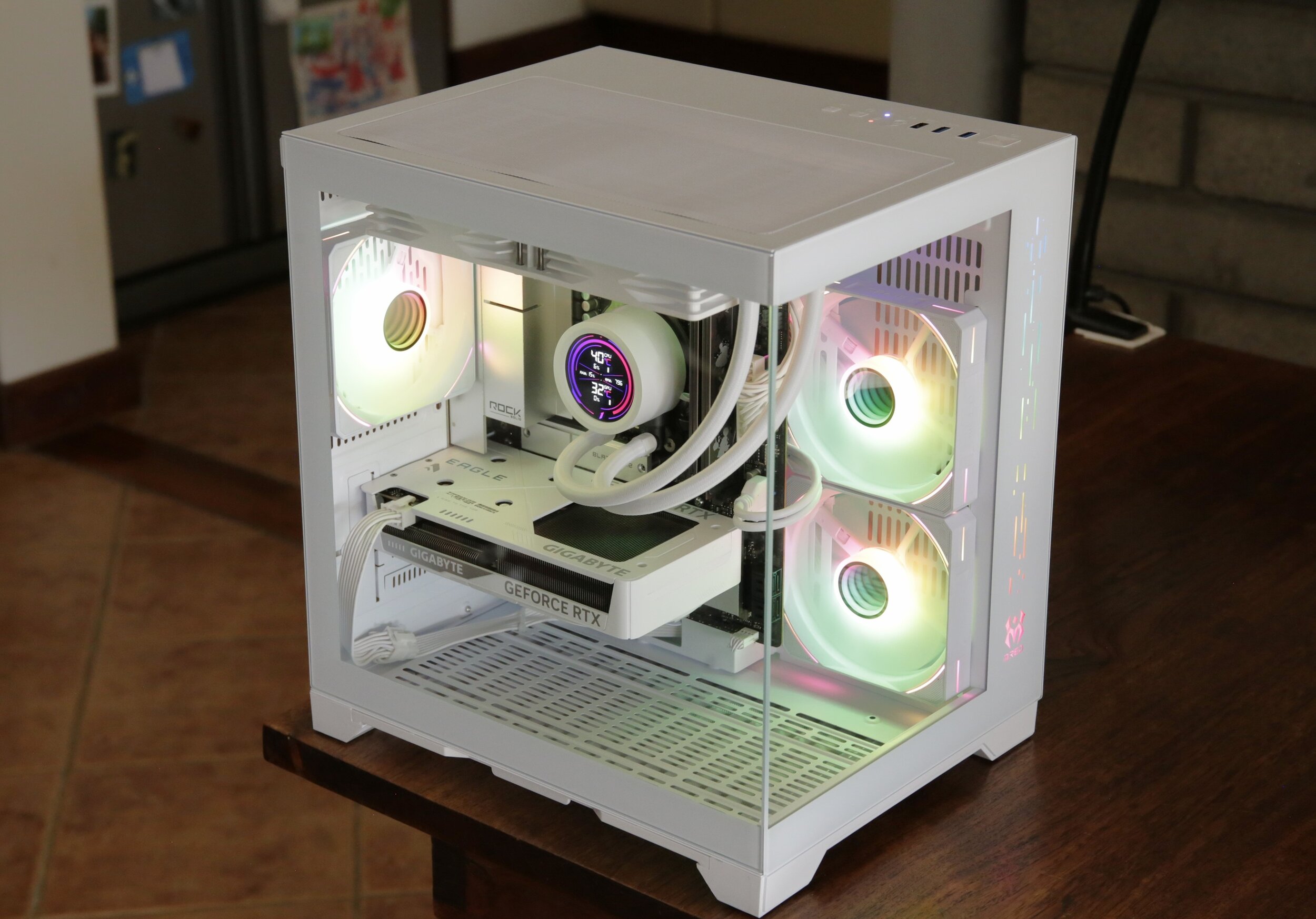 M.RED Crystal Sea Mini Blanc Ryzen7 8700F et RTX 5060 Ti Eagle OC Ice infinytech Réunion 01
