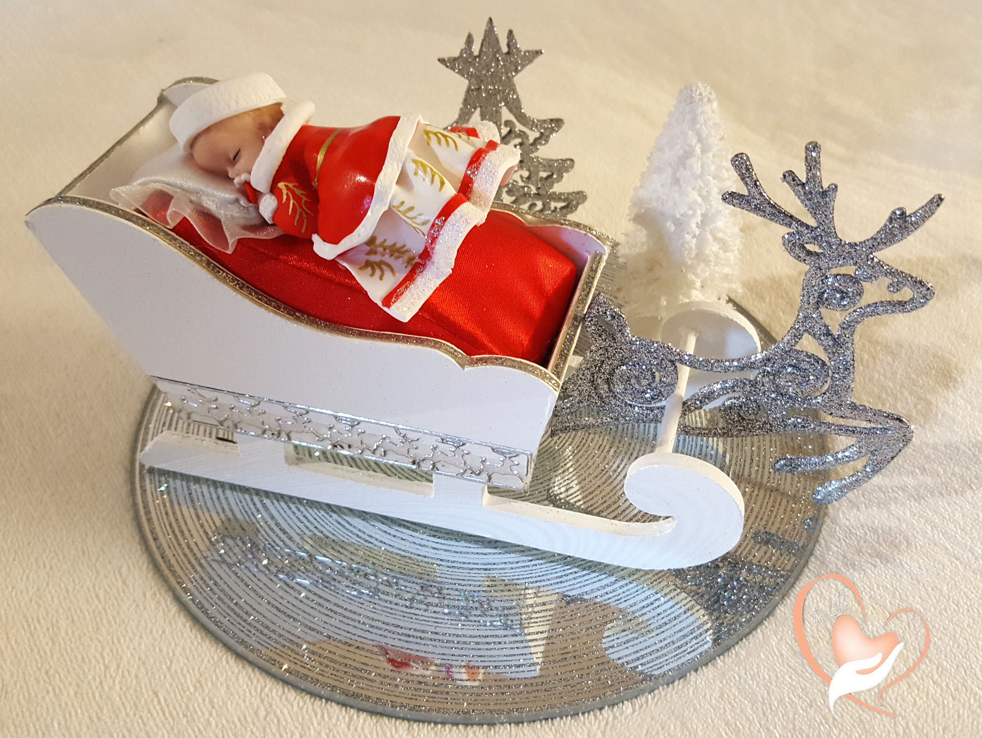 Centre De Table De Noel Bebe Fille Dans Son Traineau Au Cœur Des Arts Enfants Au Coeur Des Arts