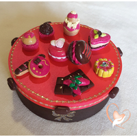 Boîte à biscuits ou chocolats fuchsia et chocolat - au coeur des arts