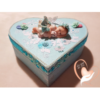Boîte de naissance bébé fille bleue et blanche et son ours - au coeur de arts