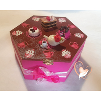 Boite hexagonale à biscuits ou chocolats - au coeur des arts