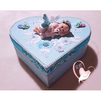 Boîte de naissance bébé fille bleue et blanche - au cœur de arts.