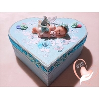 Boîte de naissance bébé fille bleue et blanche et son ours - au coeur de arts.BDN14