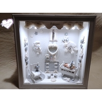 Vitrine de naissance lumineuse bébé fille – au cœur des arts