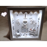 Vitrine de naissance lumineuse bébé fille – au cœur des arts