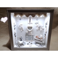 Vitrine de naissance lumineuse bébé fille – au cœur des arts