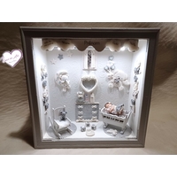 Vitrine de naissance lumineuse bébé fille – au cœur des arts
