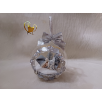 Boule de Noël avec son bébé fille argenté.
