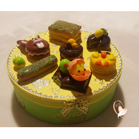 Boîte à biscuits ou chocolats verte et jaune - au coeur des arts