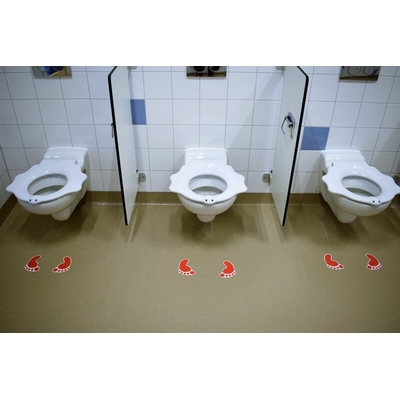 installation des pieds antidérapants dans les sanitaires