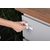 loquet de sécurité flexble installé sur tiroir en angle manipulé par un adulte