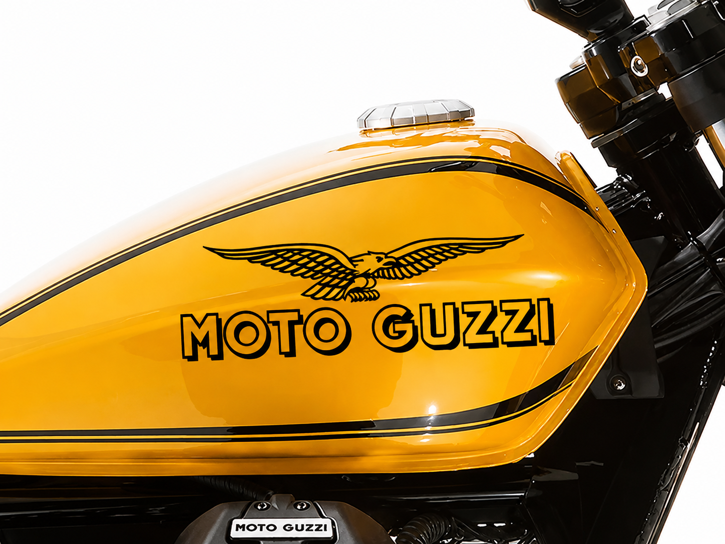 Sticker Moto Guzzi posé sur un réservoir de moto jaune, rendu sans fond ni contour