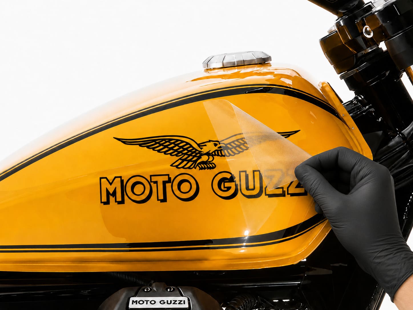 Pose d'un sticker découpé sur réservoir Moto Guzzi jaune
