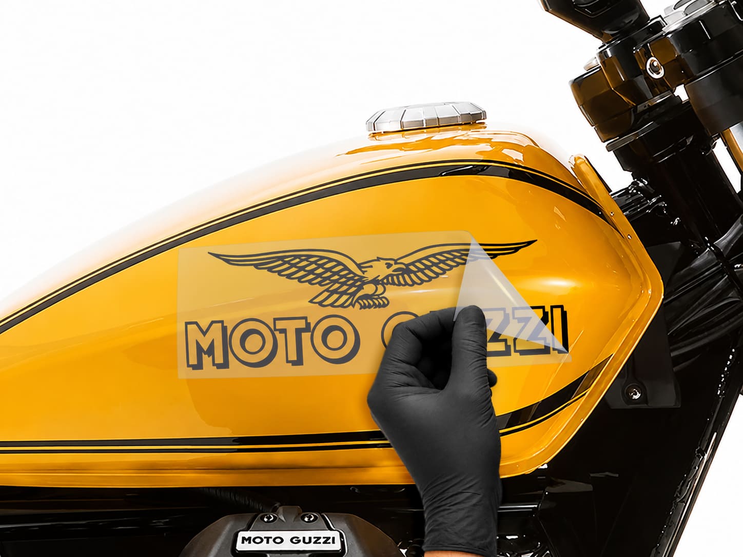 Pose d'un sticker découpé sur réservoir Moto Guzzi jaune