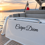 stickers-nom-bateau-carpe-diem-lettrage-vinyle-coque-bateau-moteur-premstick