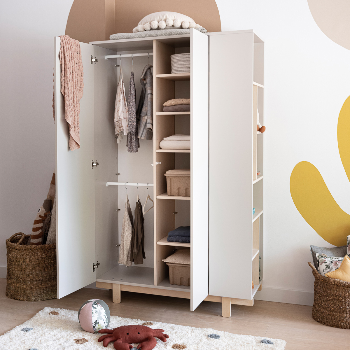 basic_romy_woodluck_cashmere_beige_armoire_3