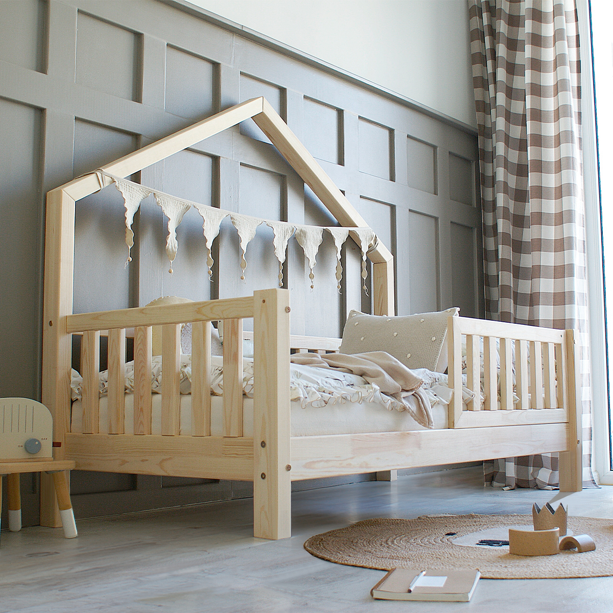 Lit cabane 90x190 barrière et sommier inclus pieds 10 cm Léonie - Bois