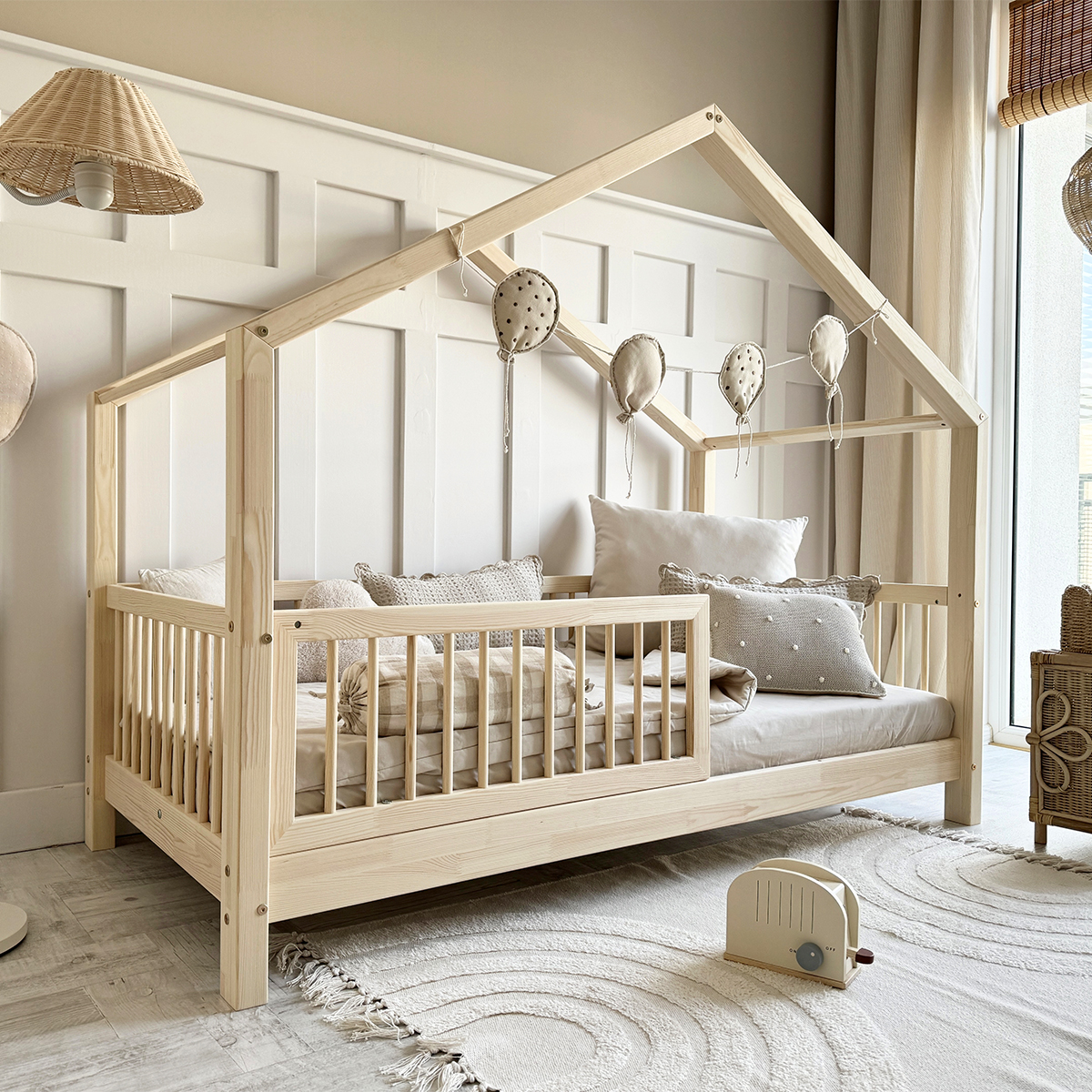 Lit cabane 90x190 barrière et sommier inclus pieds 10 cm Rosalie - Bois