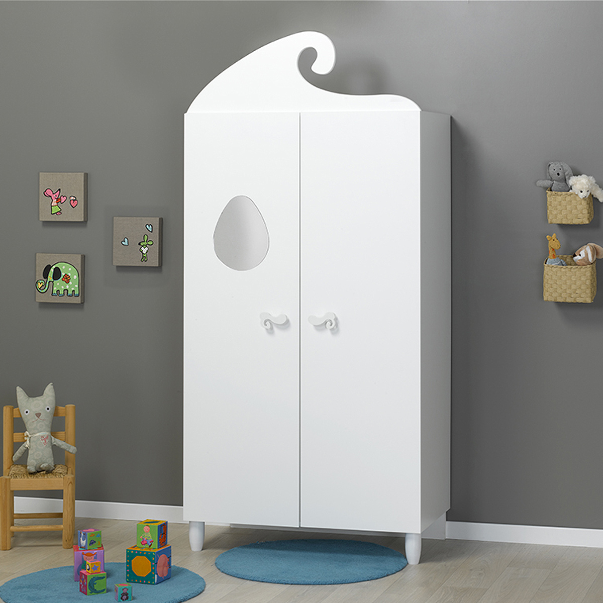 loupiot_lutin_blanc_armoire_fermée