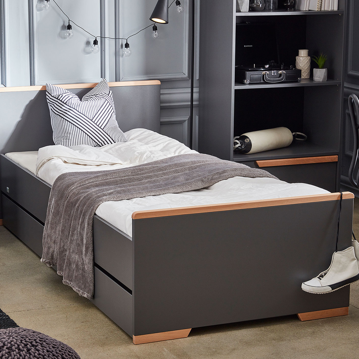 pinio_snap_gris_lit_70_140_ambiance-2