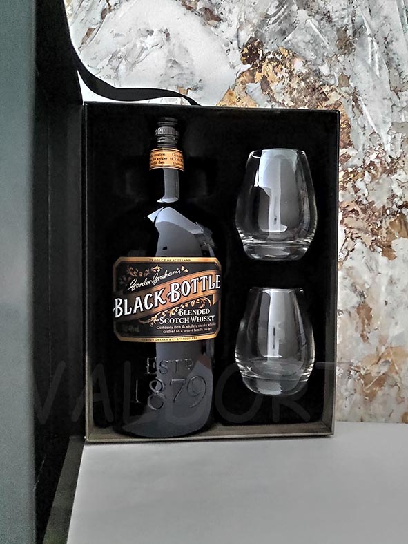 https://media.cdnws.com/_i/46998/1372/1484/75/whisky-black-bottle-blended-coffret-2020-11-simp-ouvert.jpeg