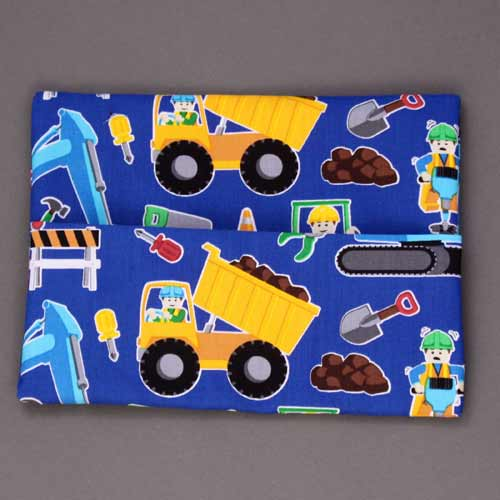 2592-serviette-de-table-enfants-cou-elastique-men-at-work-et-sa-pochette-assortie-lilooka