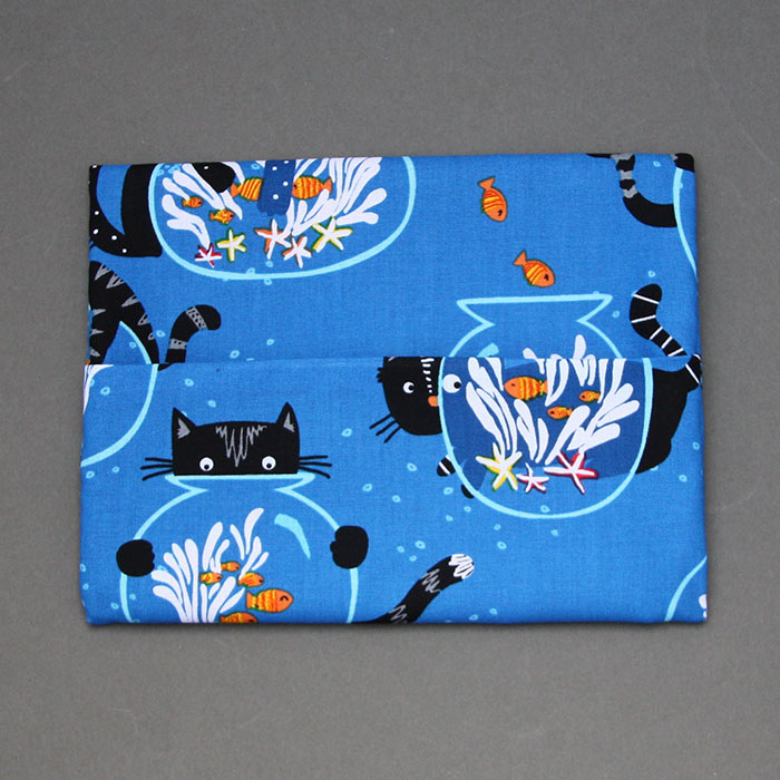 pochette_serviette_cou_cantine_elastique_table_enfant_lilooka_chat_poisson_2