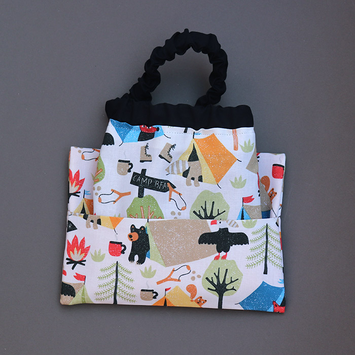 pochette_serviette_cou_cantine_elastique_table_enfant_lilooka_camping