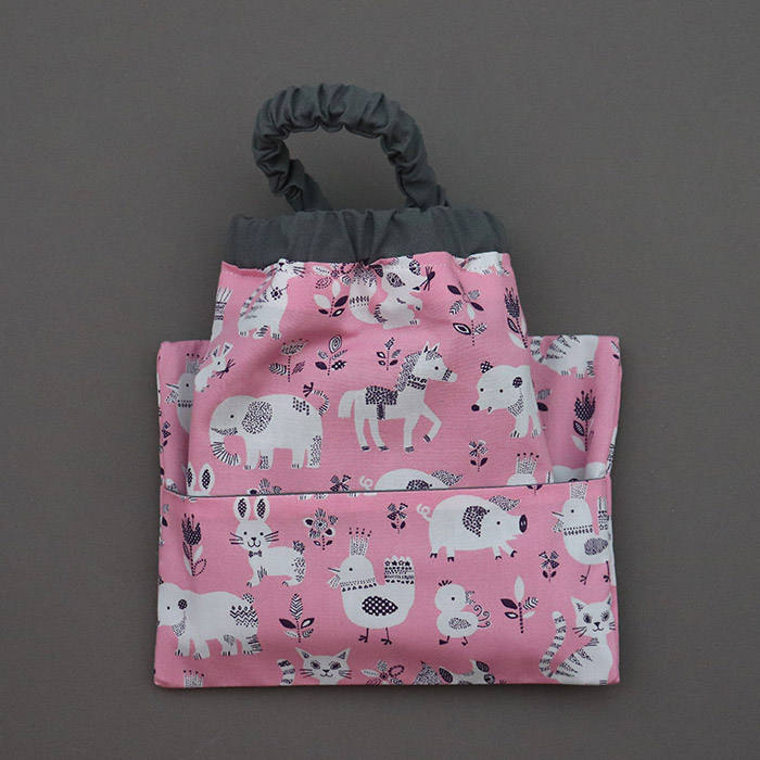 pochette_serviette_cou_cantine_elastique_table_enfant_lilooka_animaux_roses