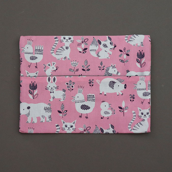 pochette_serviette_cou_cantine_elastique_table_enfant_lilooka_animaux_roses_2