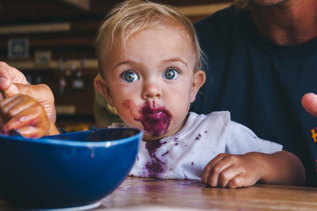 Quoi et combien? – Bébé mange seul