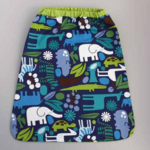 2105-serviette-de-table-enfants-cou-elastique-animaux-d-afrique-bleue-et-sa-pochette-assortie-lilooka