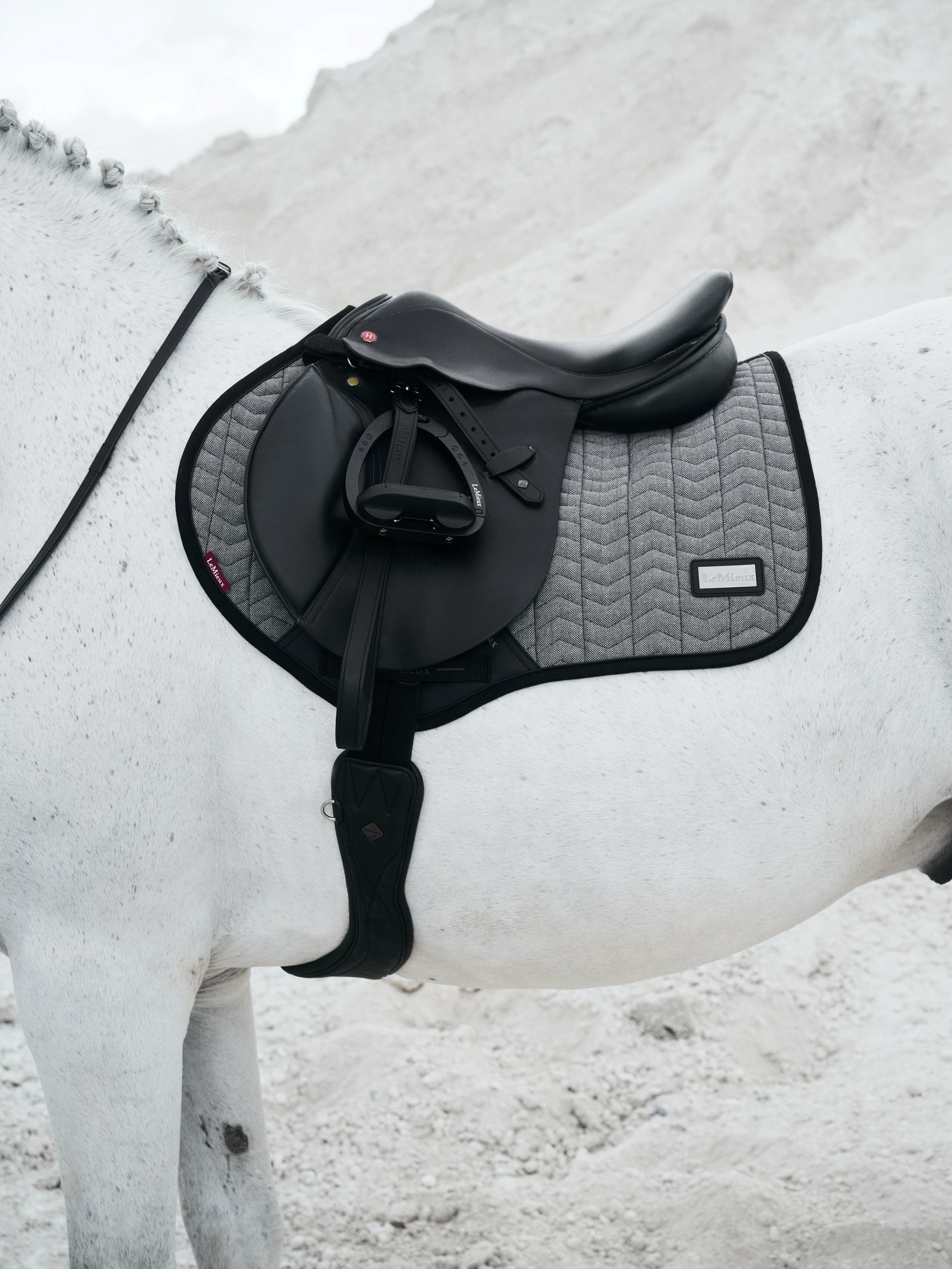 lifestyle_aspenclosecontactsquare_herringboneblack