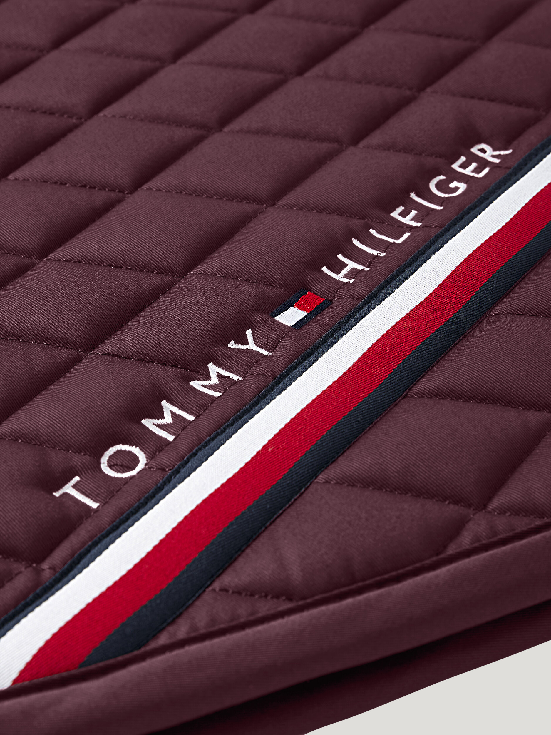 tapis-de-selle-tommy-hilfiger-stanford-bordeaux-detail