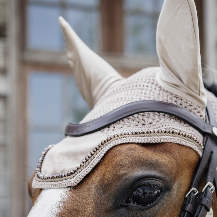 velvet-pearls-beige-kentucky-bonnet-antimouches