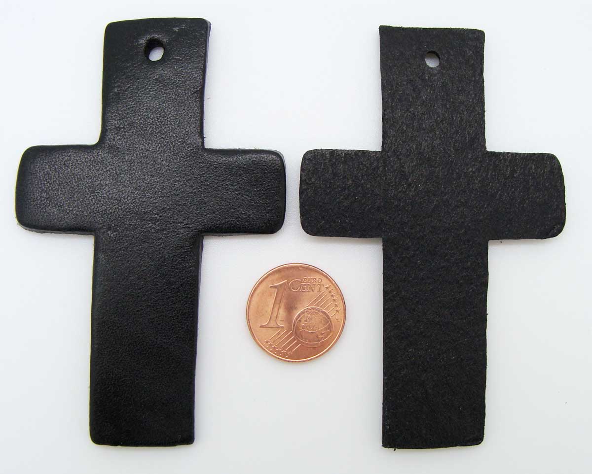 decoupe pendentif  cuir croix 70mm noir