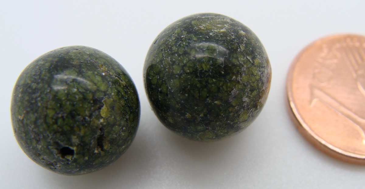 perle pierre vert fonce demi-perce 12mm 07