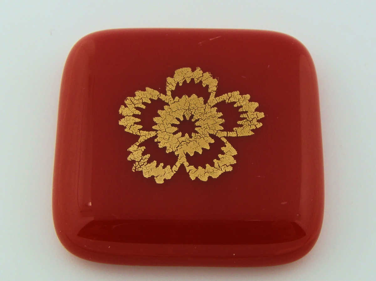 cabochon carre fleur dore verre fusing 105