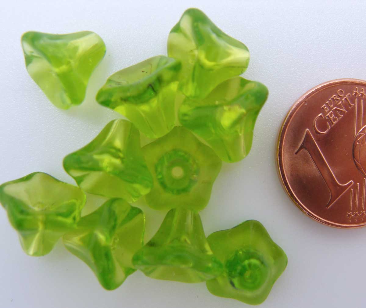 perle verre fleur cone 8mm vert translucide
