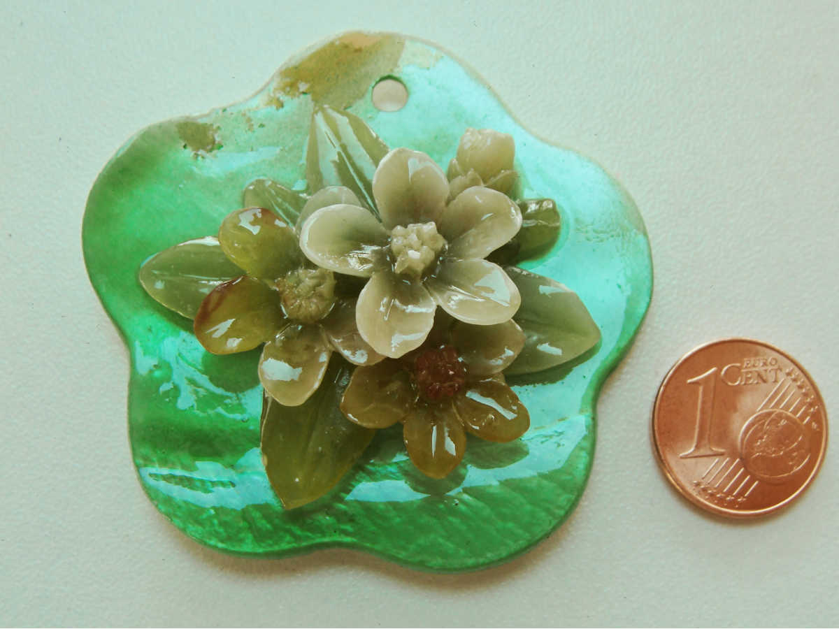 PN27 pendentif nacre fleur vert