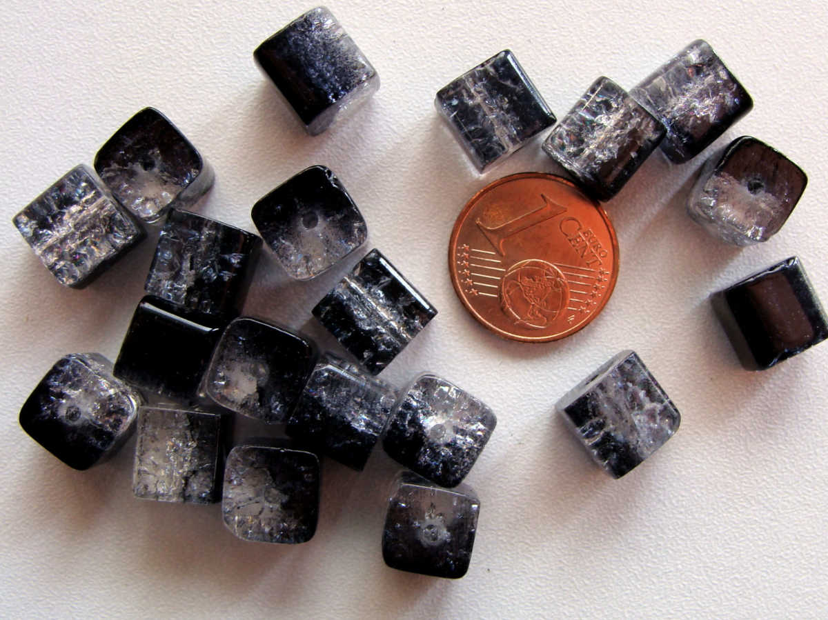 perle verre craquele cube 8mm noir transp
