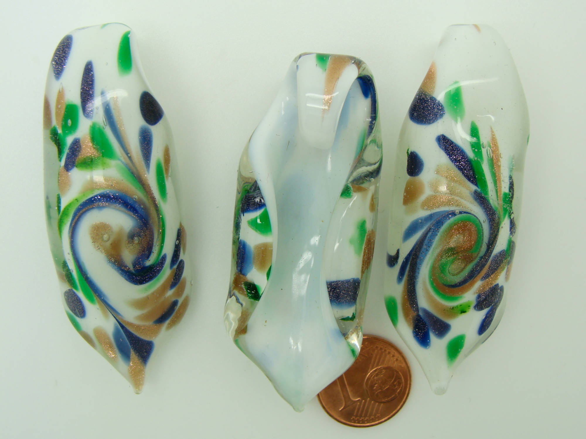 pendentif verre lampwork blanc volute bleu Pend-33