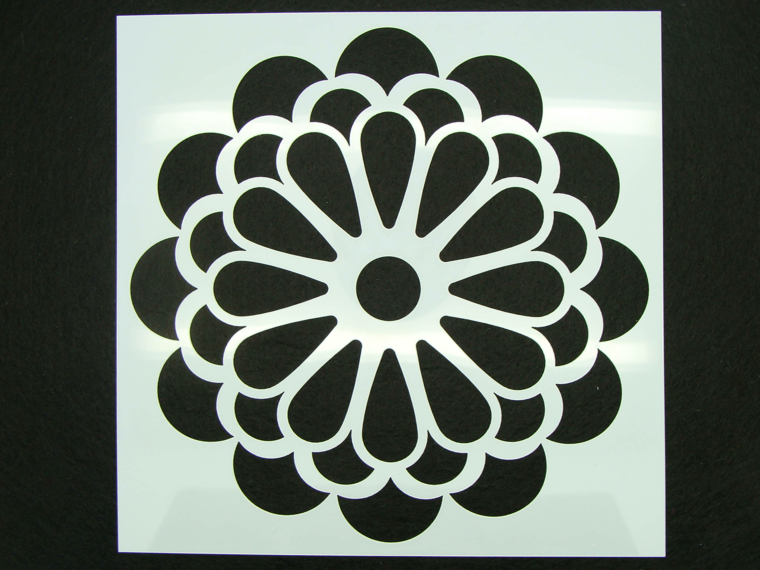 Pochoir 15x15cm motif  grande fleur  simple  carreau de 