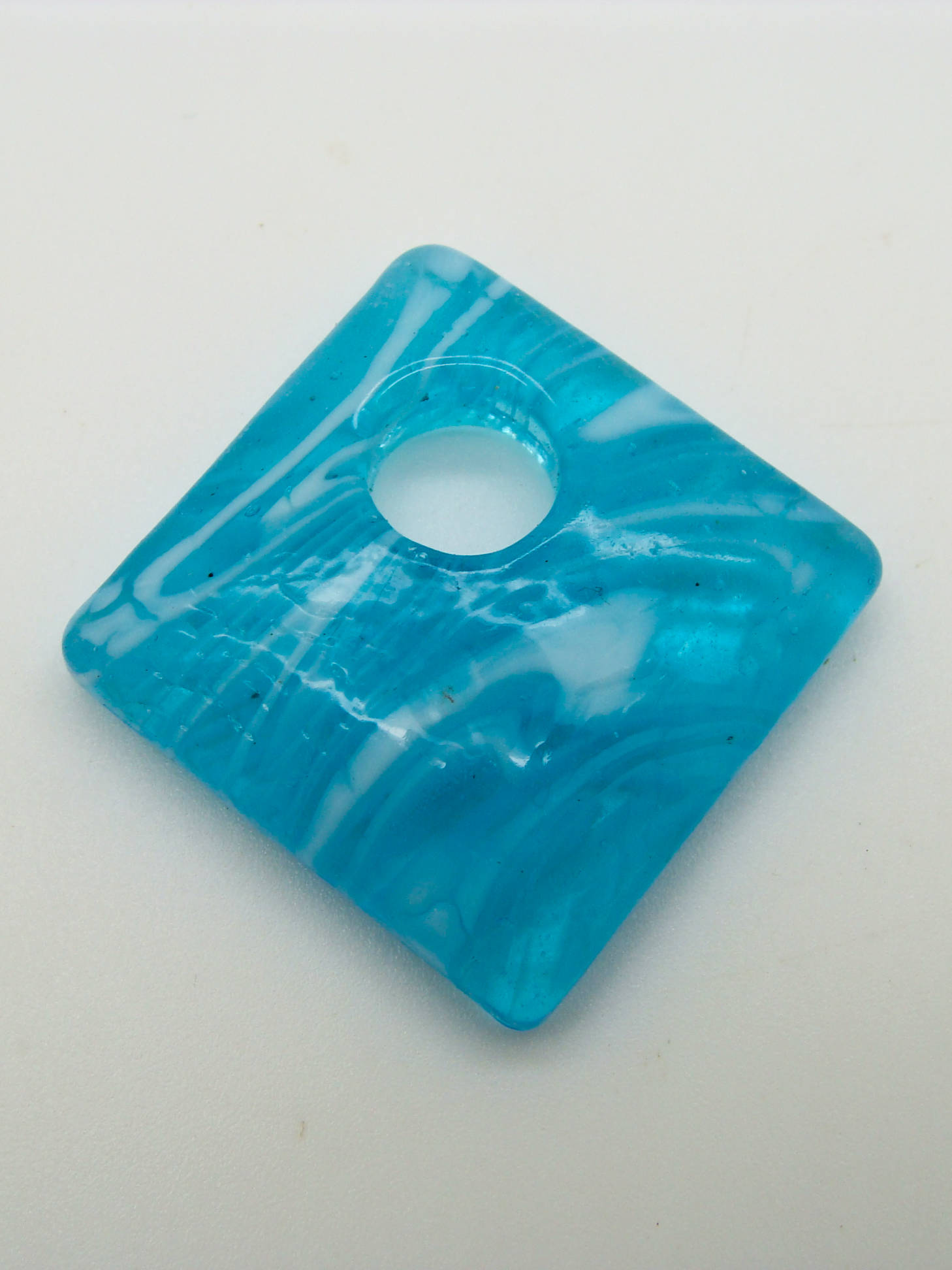 Pend-245-1 pendentif losange verre bleu volute blanc