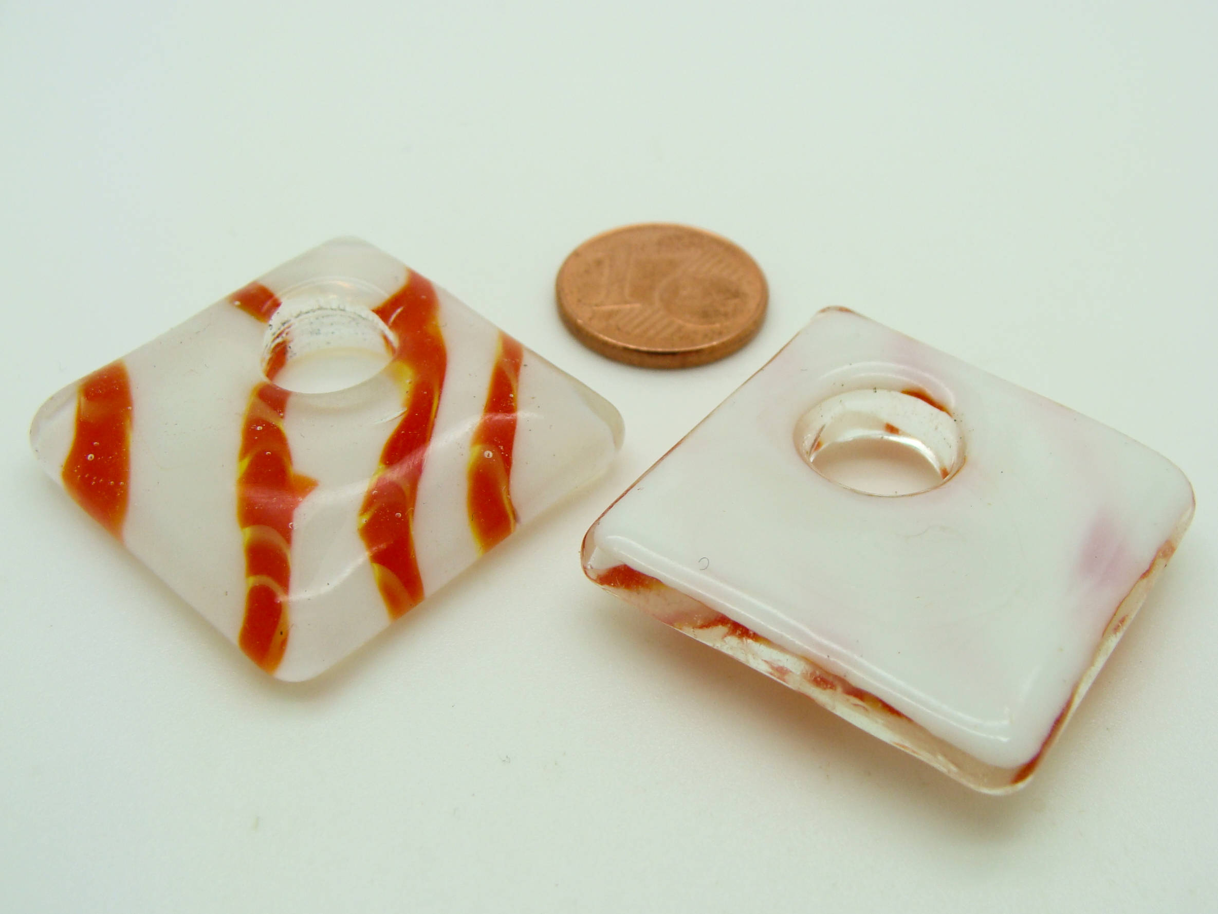 Pend-245-2 pendentif losange verre blanc volute orange