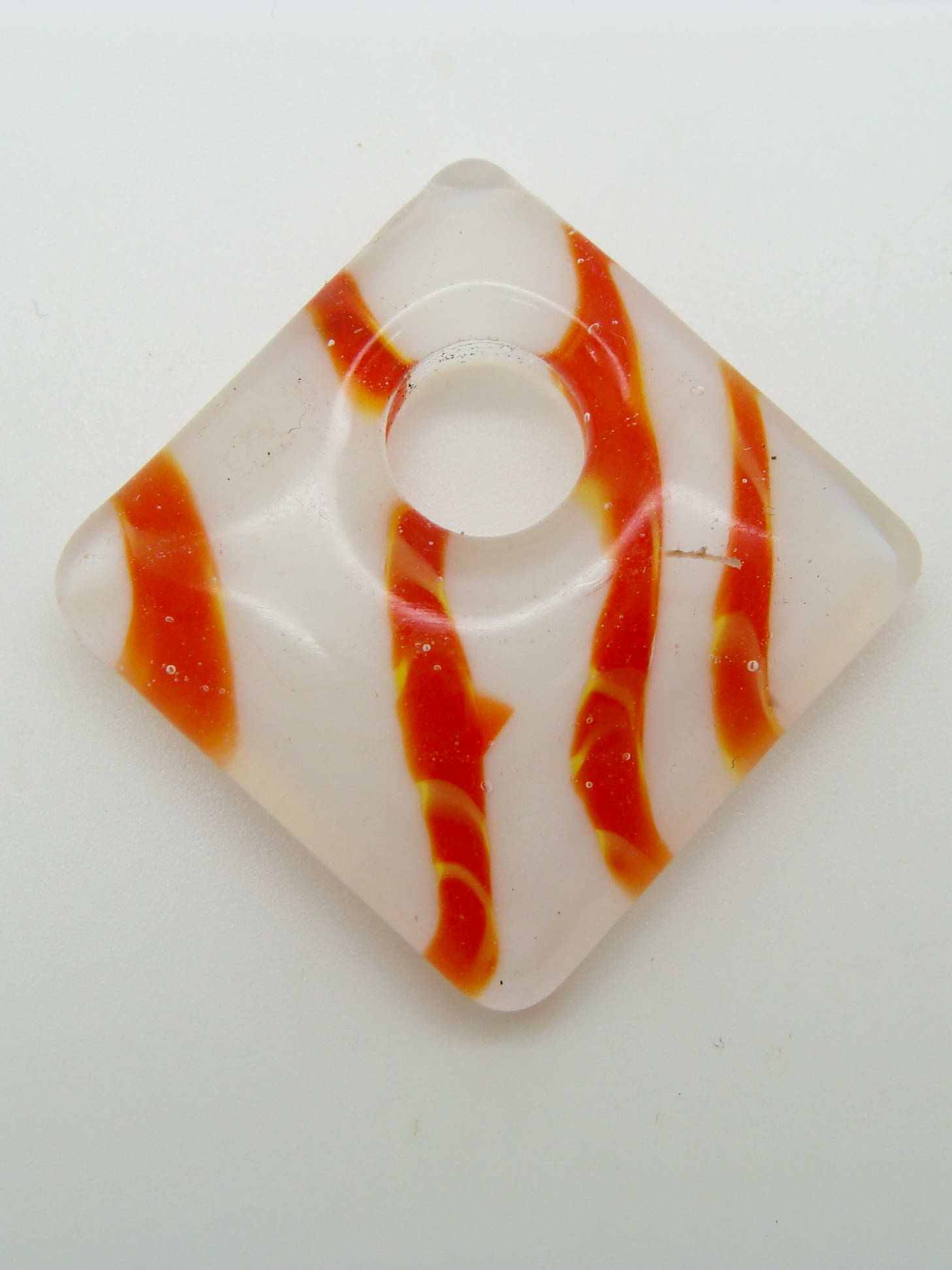Pend-245-2 pendentif losange verre blanc motif orange