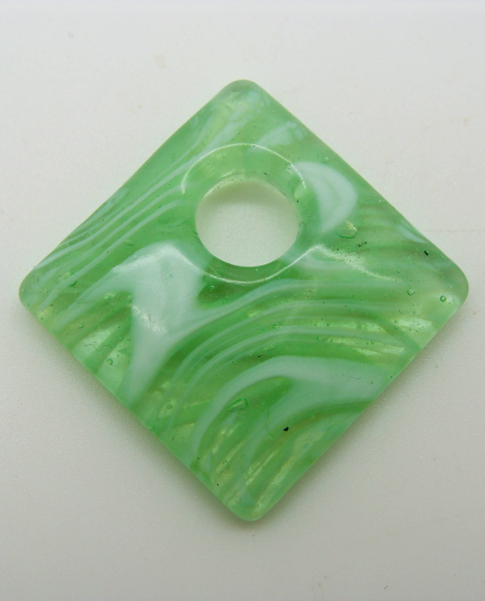 Pend-245-4 pendentif losange verre vert motif blanc