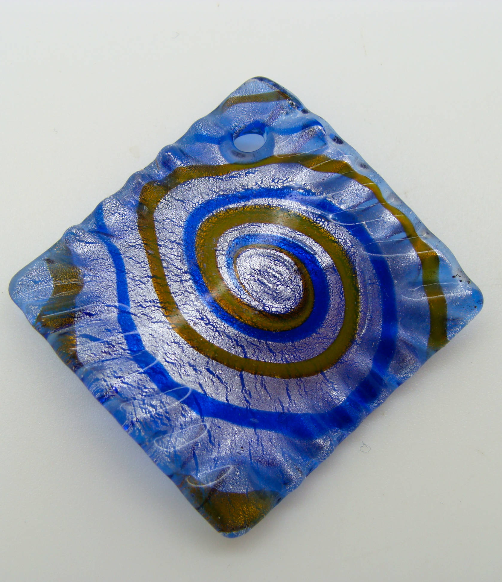 Pend-246-1 pendentif losange bleu spirale silver foil
