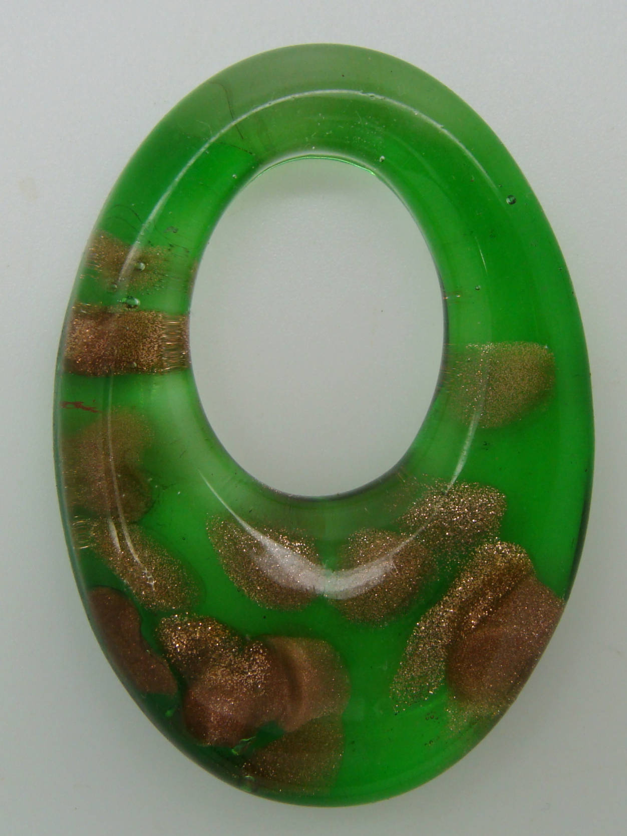 Pend-251-5 pendentif ovale vert dore creux